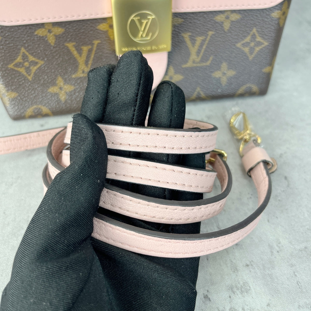 Louis Vuitton Pink 21x17x7.5 M44080