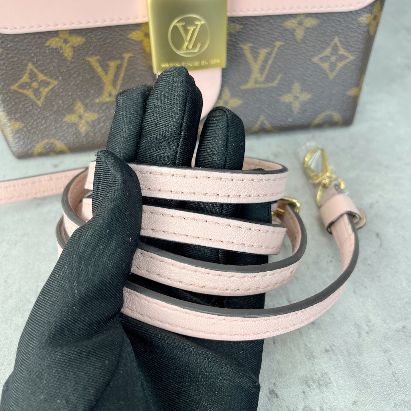 Louis Vuitton Pink 21x17x7.5 M44080