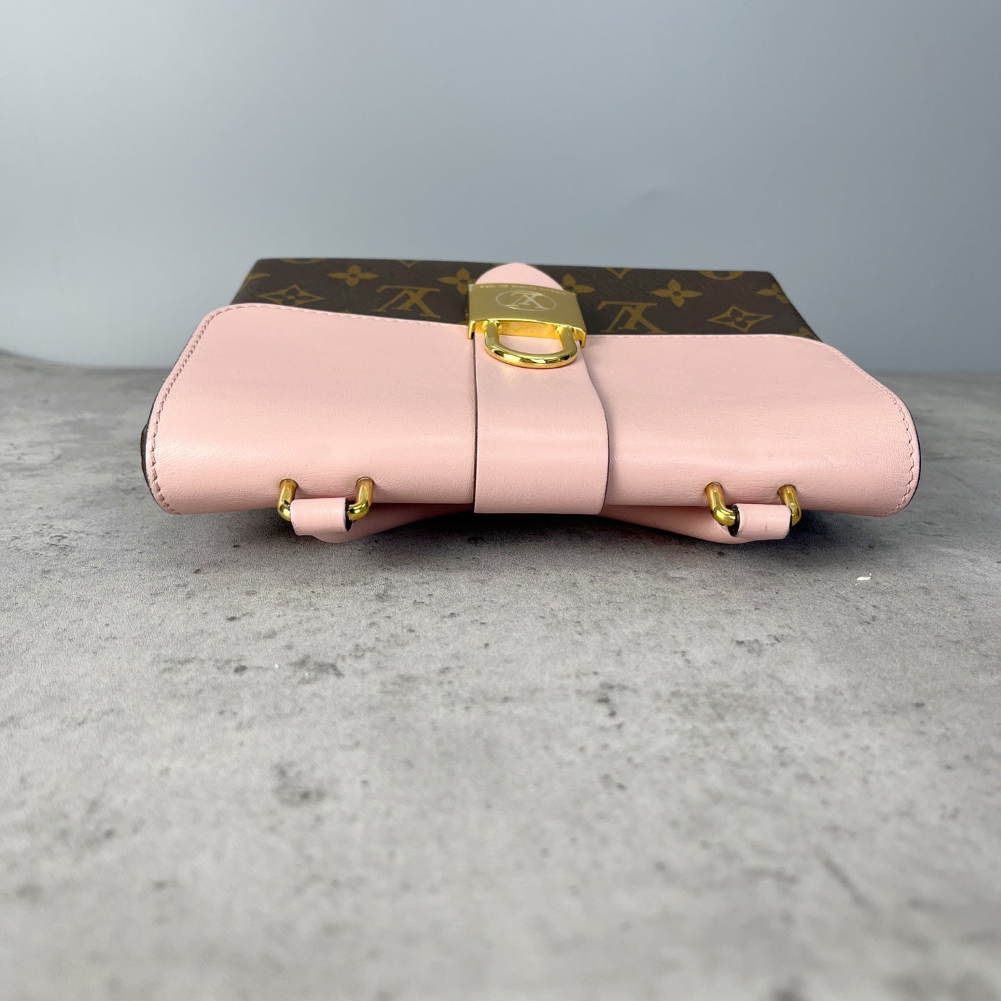 Louis Vuitton Pink 21x17x7.5 M44080
