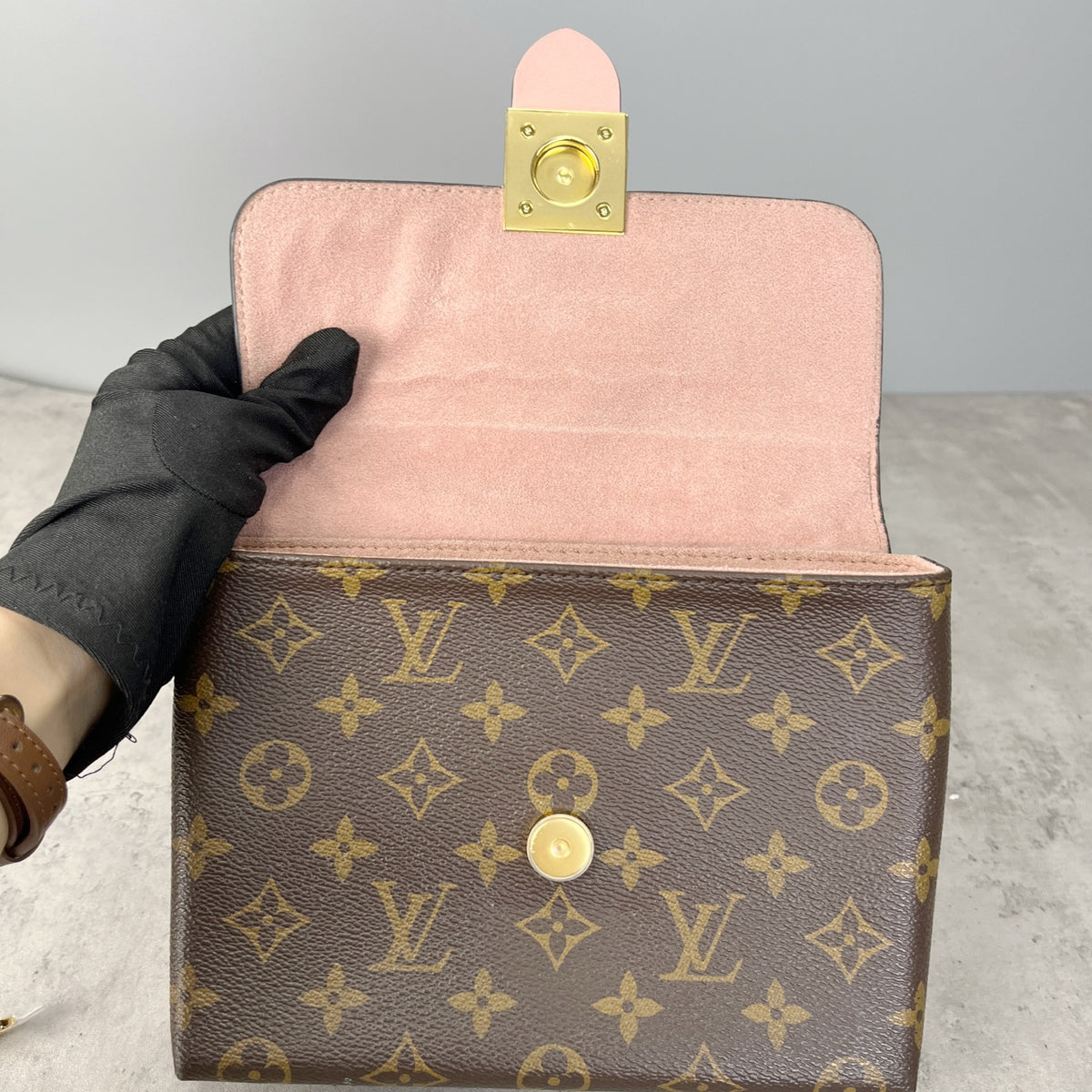 Louis Vuitton Pink 21x17x7.5 M44080