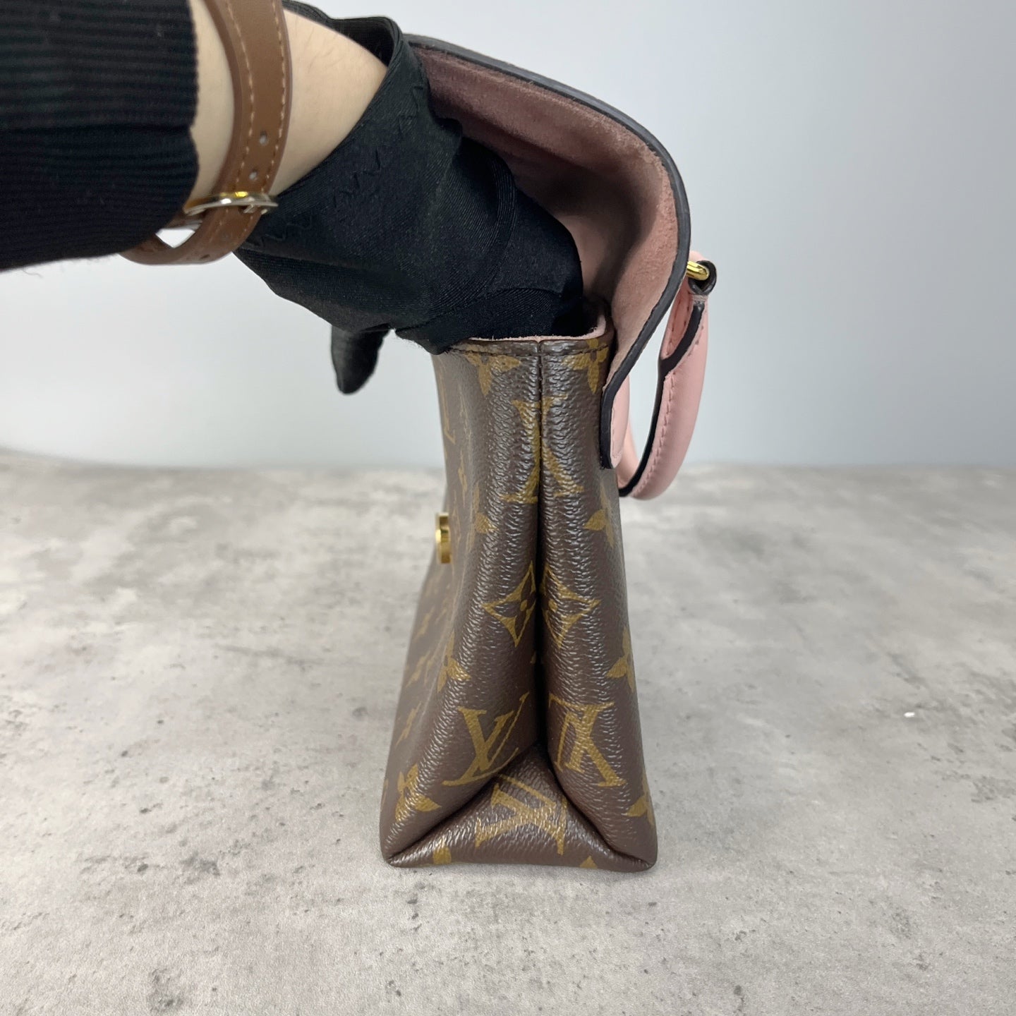 Louis Vuitton Pink 21x17x7.5 M44080