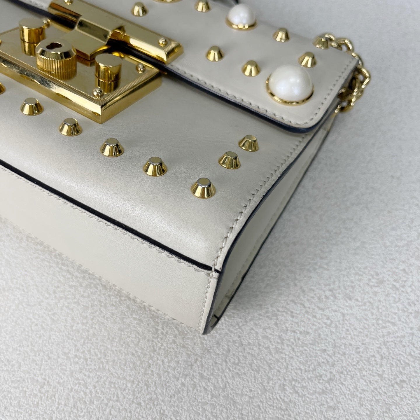 Gucci White 432182DLXDG1088