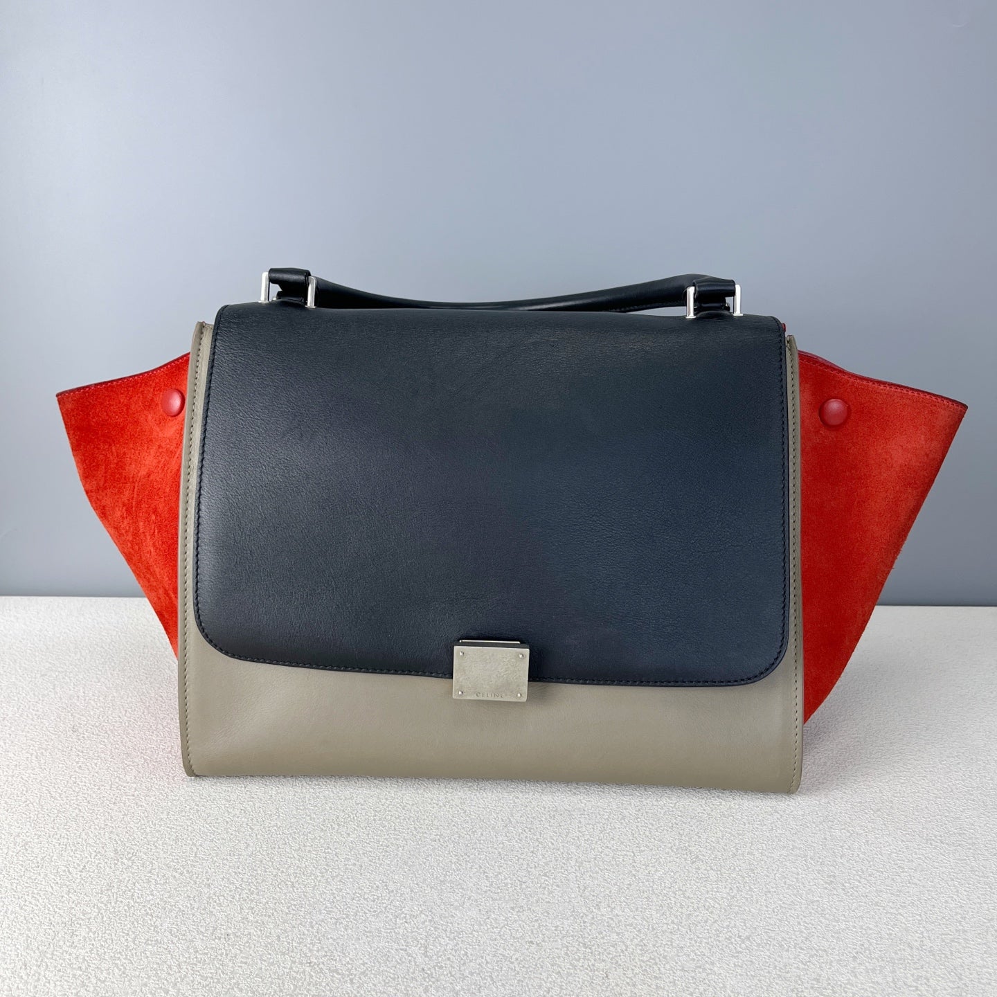 Celine 26 cm long x 15 cm wide x 20 cm high 174683UTM.20BQ