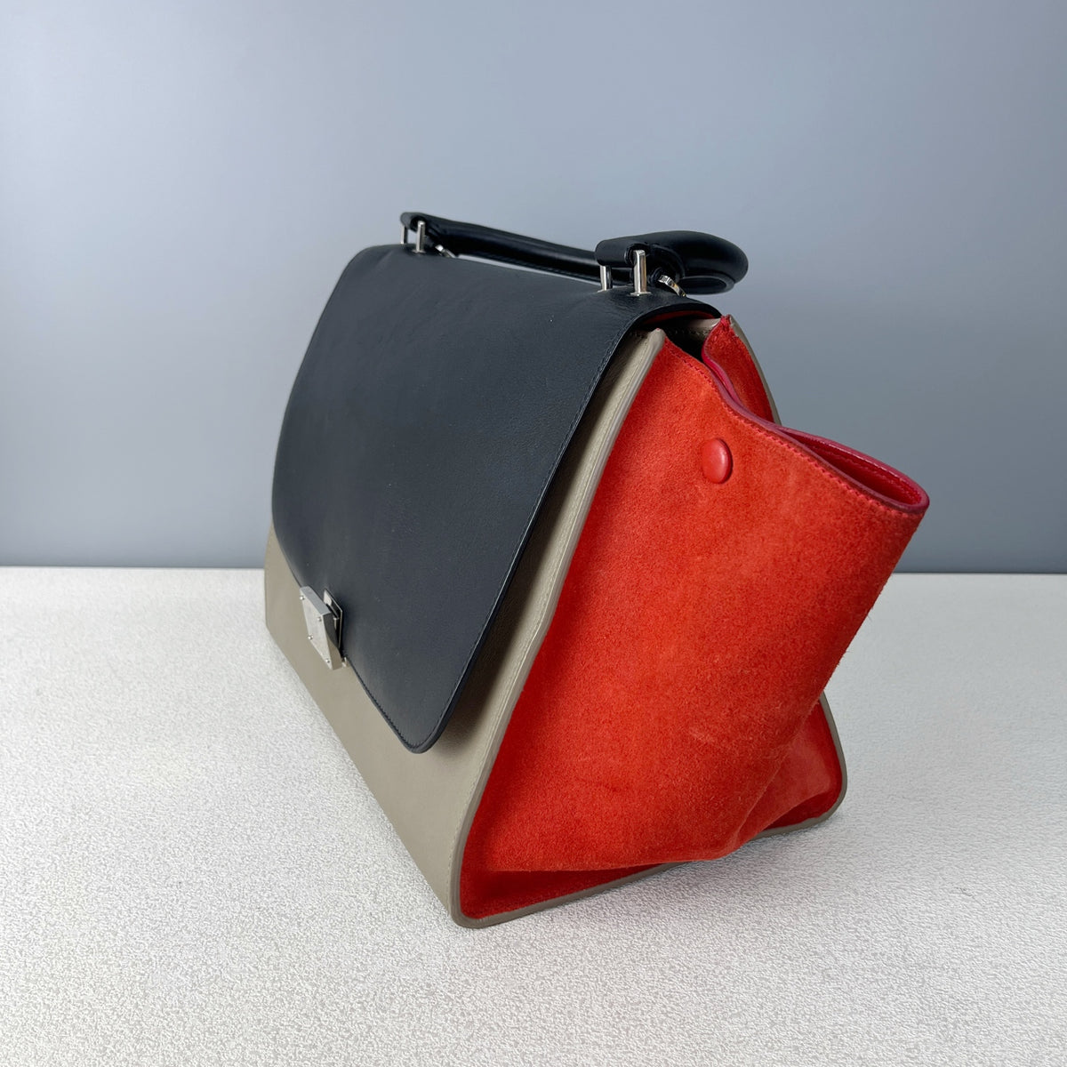 Celine 26 cm long x 15 cm wide x 20 cm high 174683UTM.20BQ