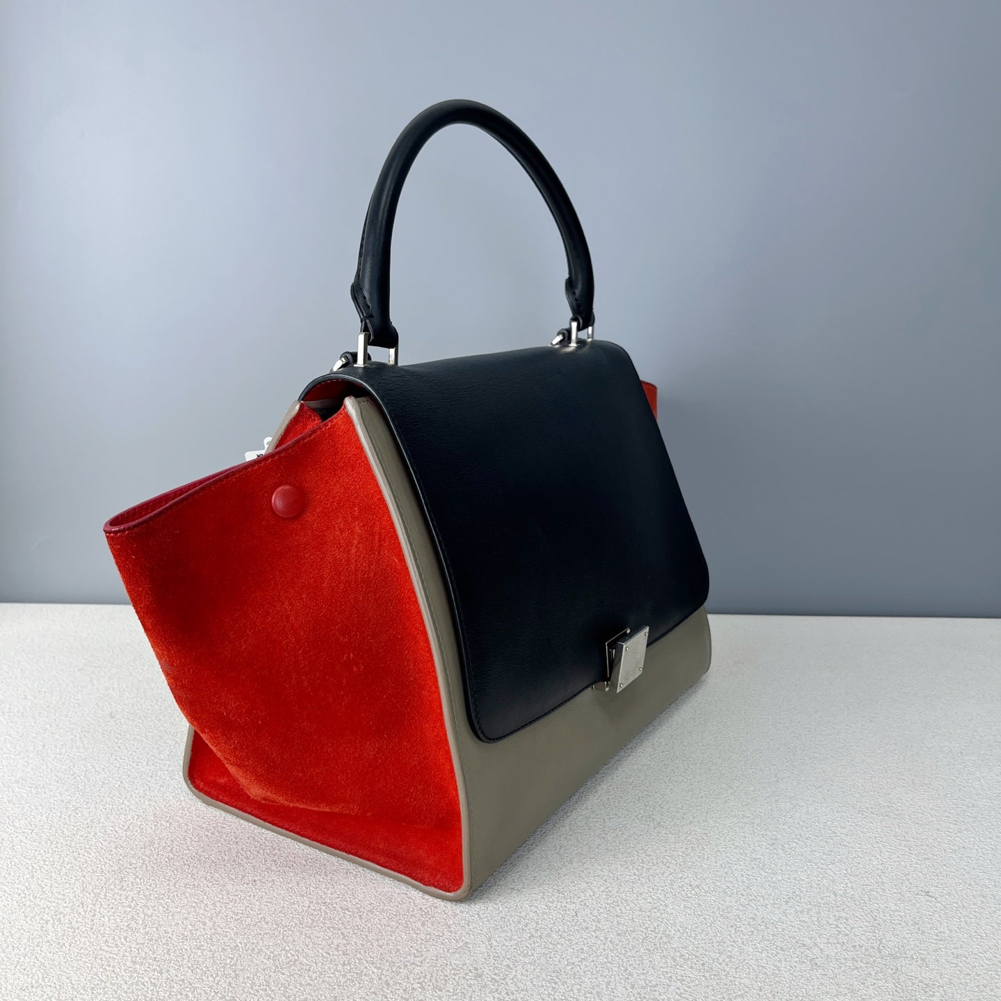 Celine 26 cm long x 15 cm wide x 20 cm high 174683UTM.20BQ