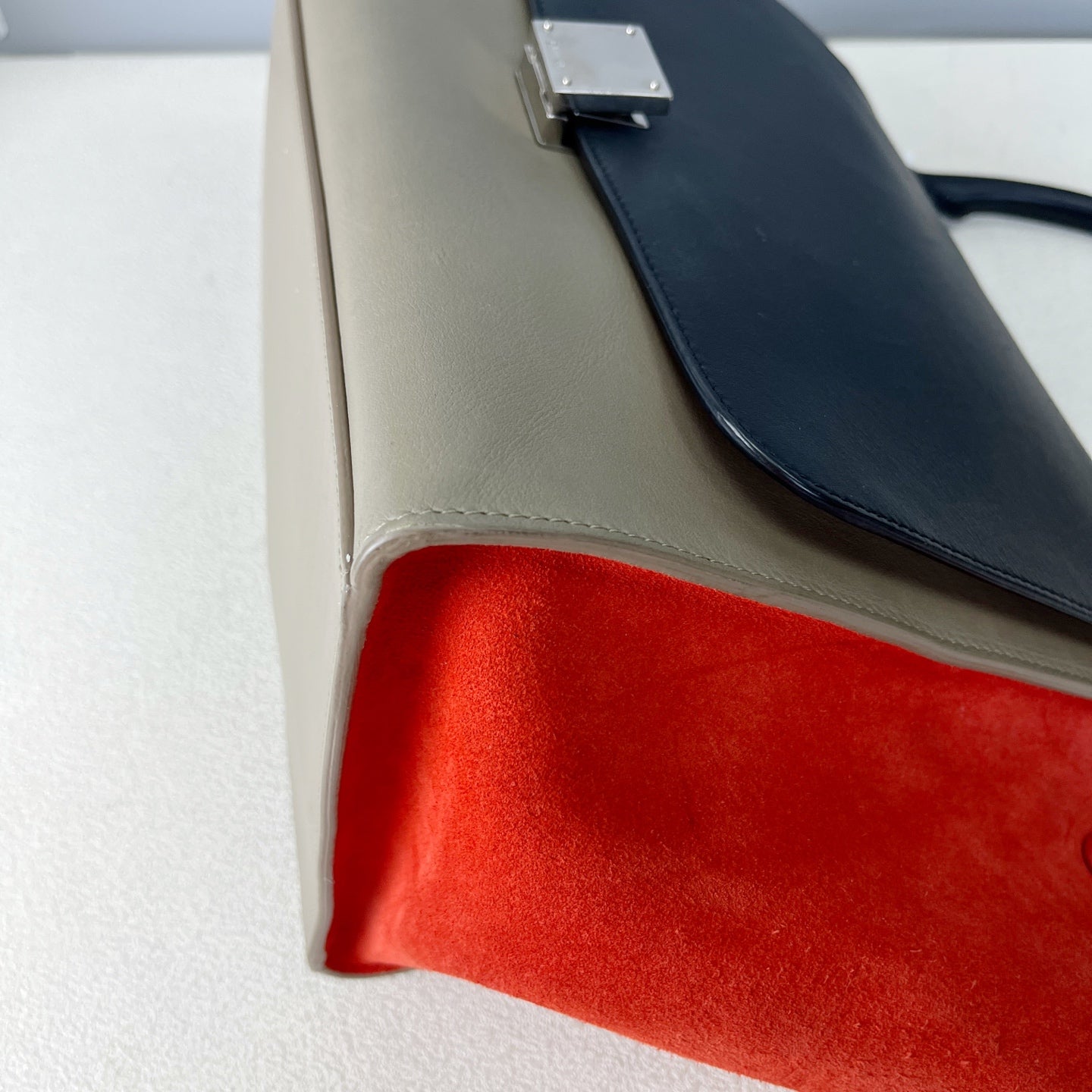 Celine 26 cm long x 15 cm wide x 20 cm high 174683UTM.20BQ
