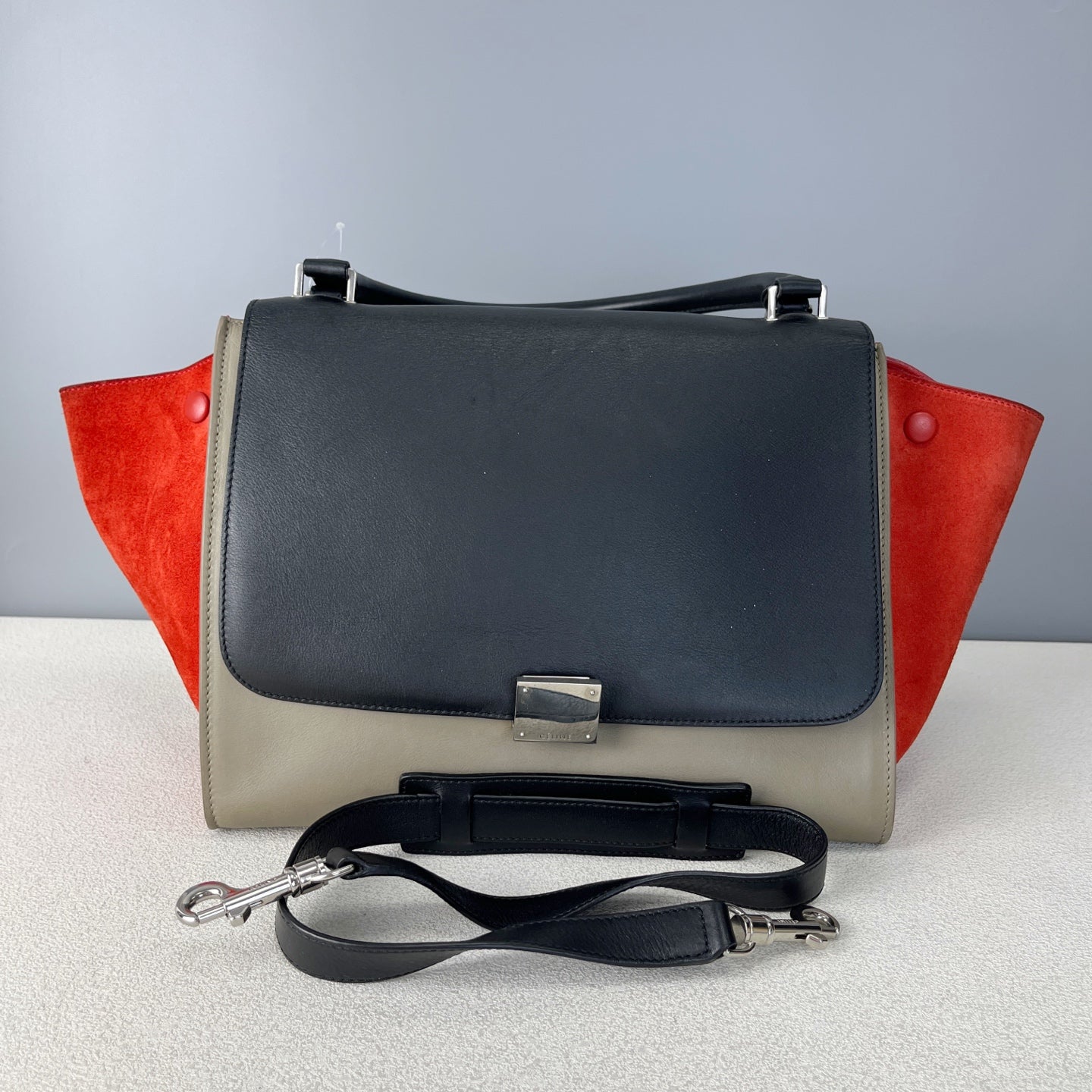 Celine 26 cm long x 15 cm wide x 20 cm high 174683UTM.20BQ