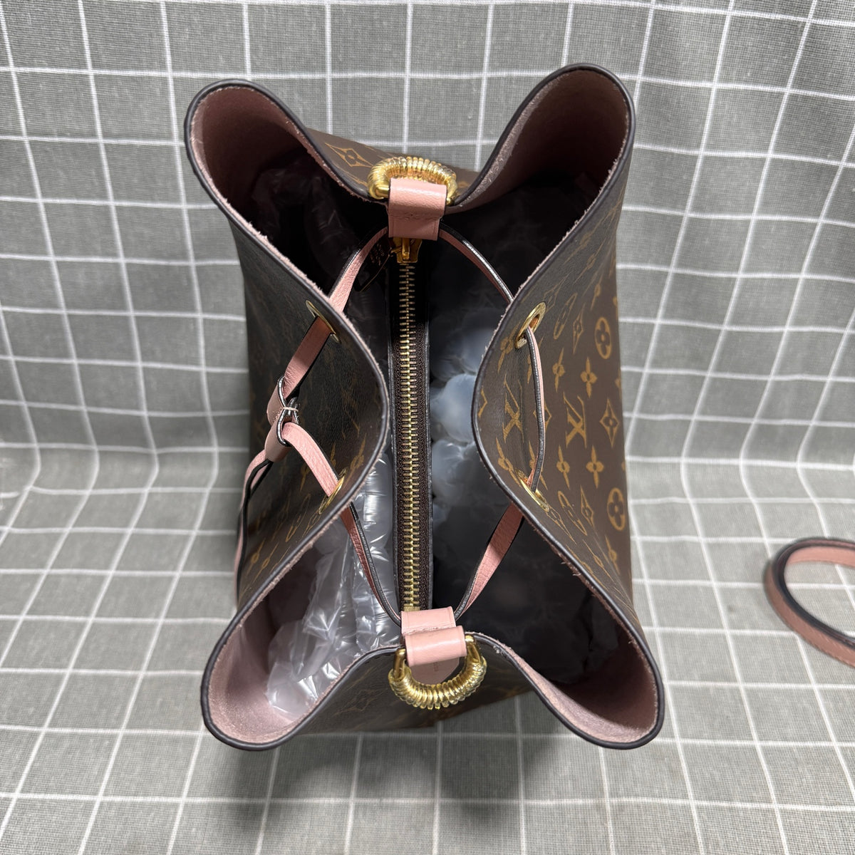 Louis Vuitton Pink Satchel 26x26x17.5 M44022