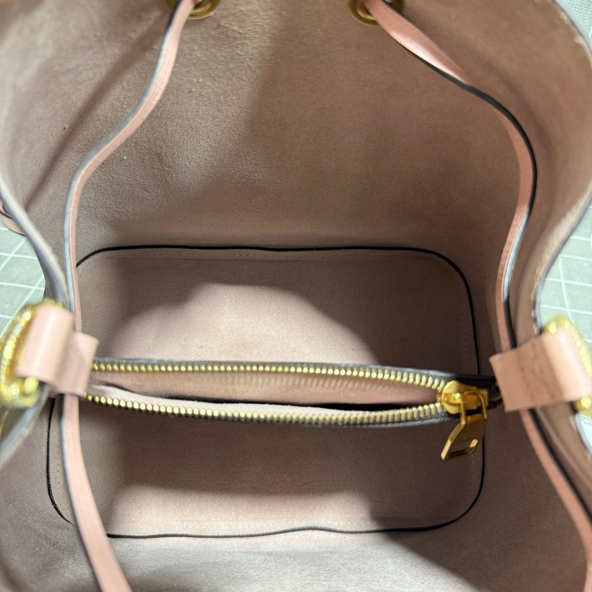 Louis Vuitton Pink Satchel 26x26x17.5 M44022