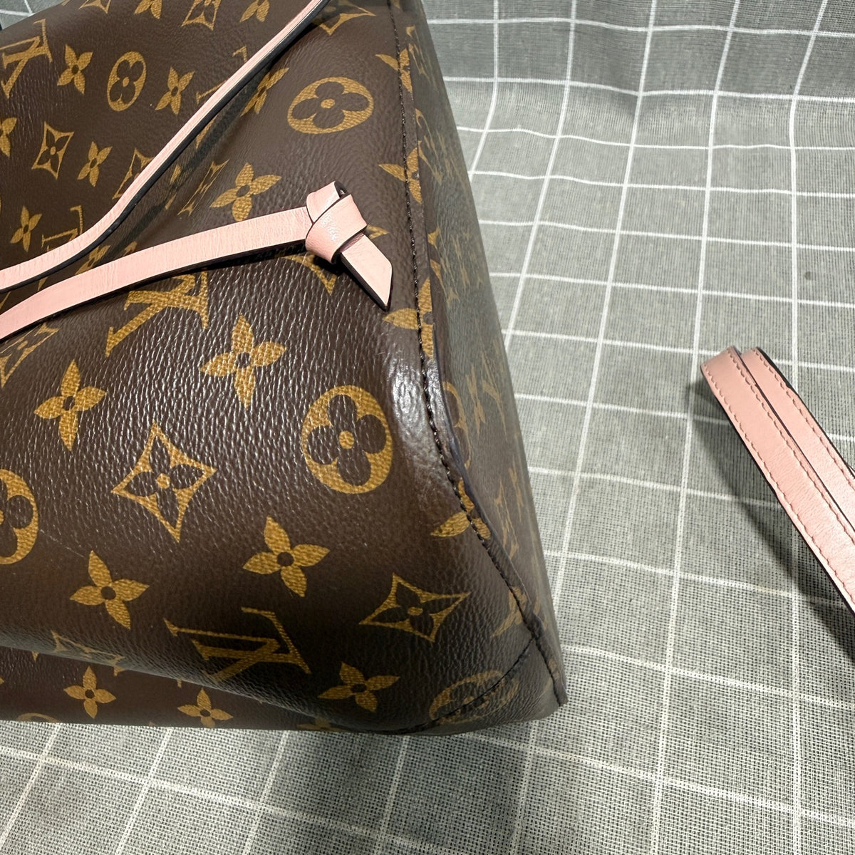 Louis Vuitton Pink Satchel 26x26x17.5 M44022