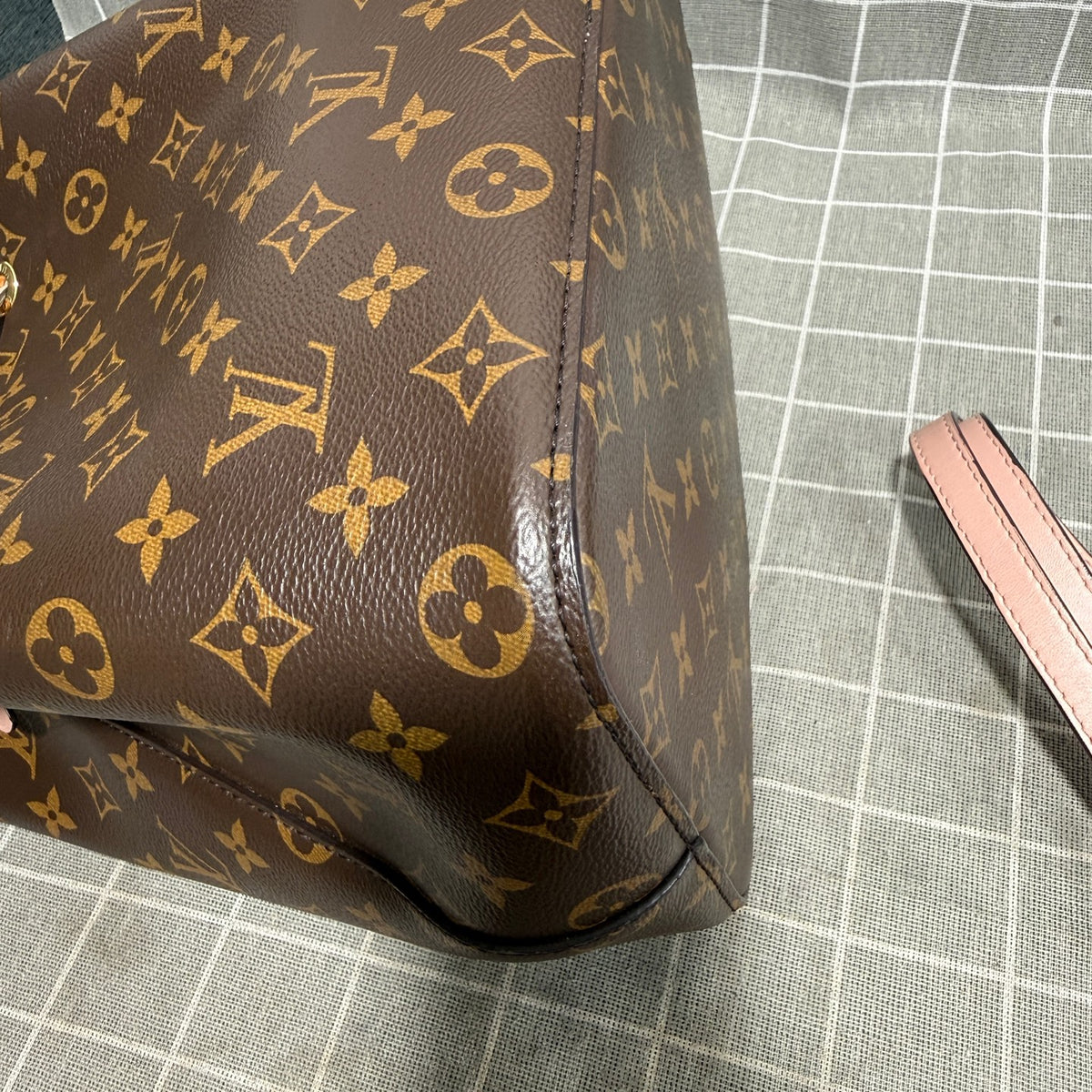 Louis Vuitton Pink Satchel 26x26x17.5 M44022