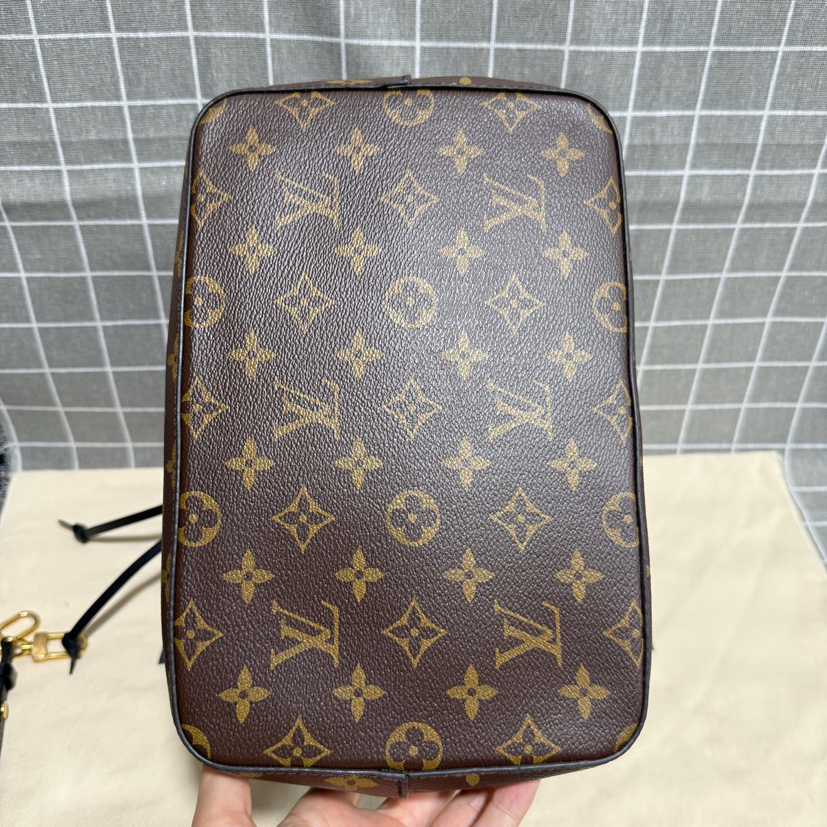 Louis Vuitton Néonoé Canvas Bucket & Drawstring Bag 26.0x 26.0x 17.5 cm M44020