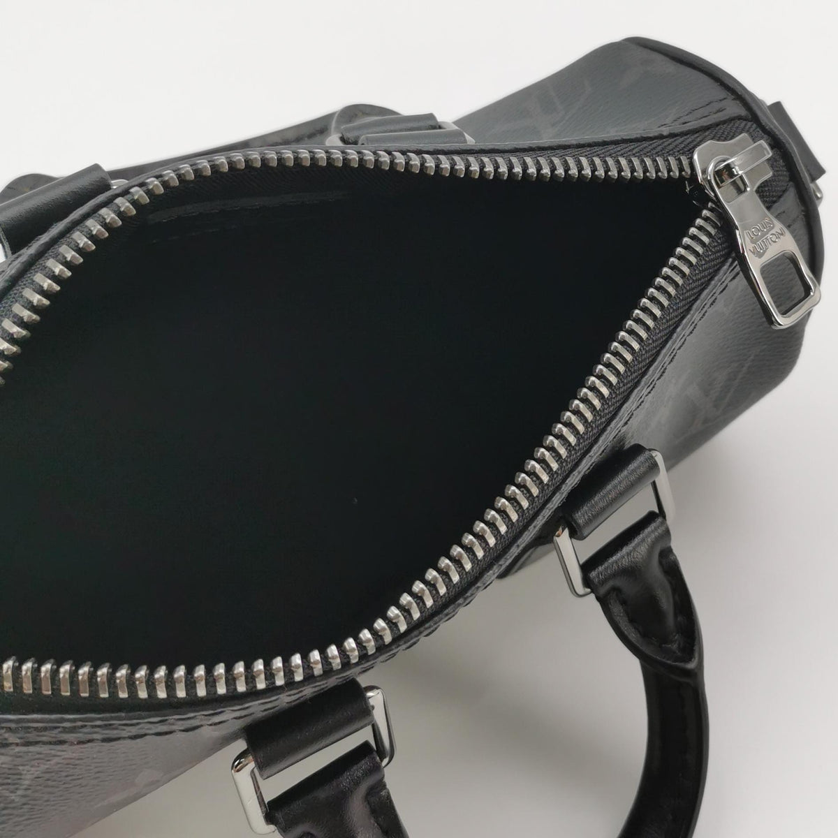 Louis Vuitton Black Crossbody 21*12*9 M45947