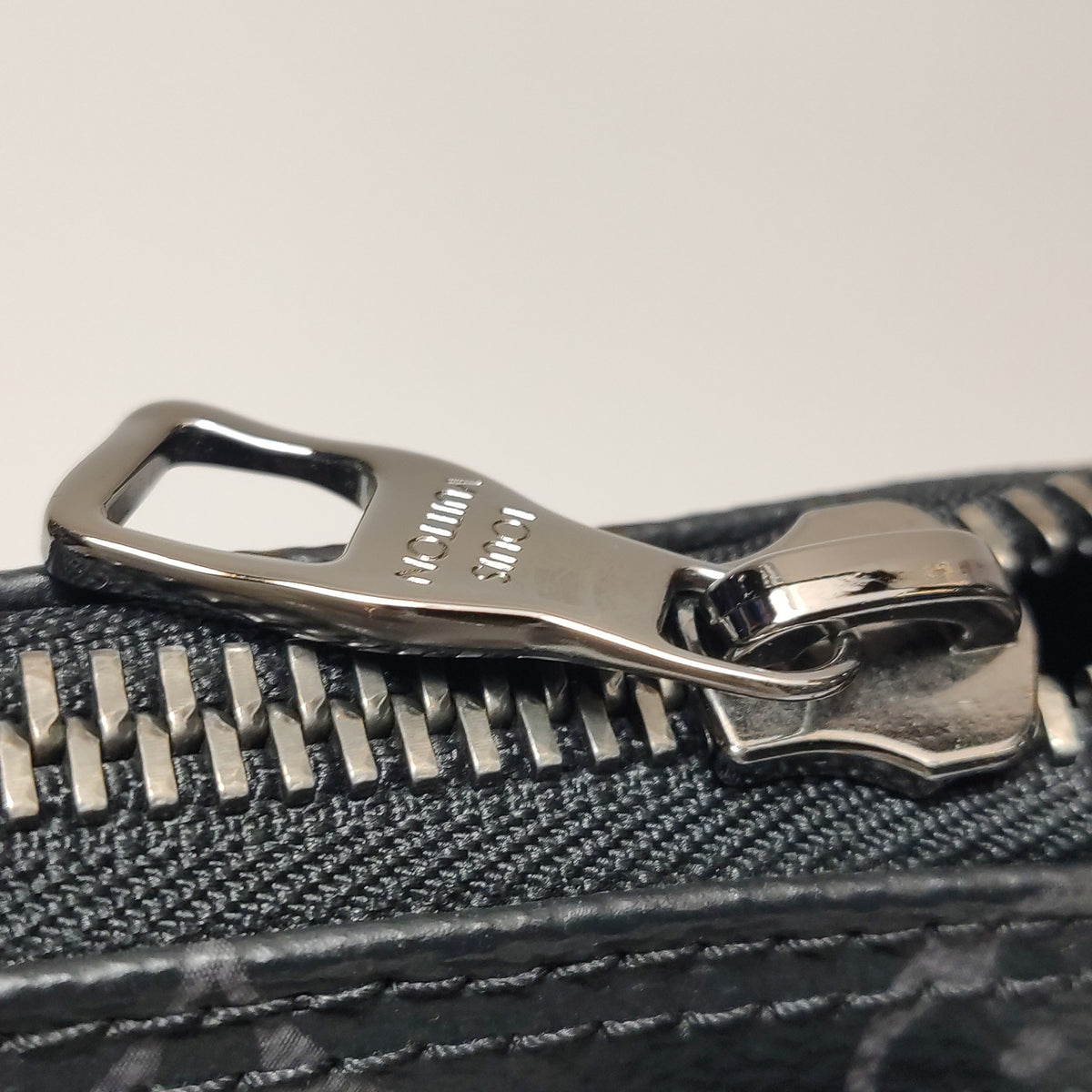 Louis Vuitton Black Crossbody 21*12*9 M45947