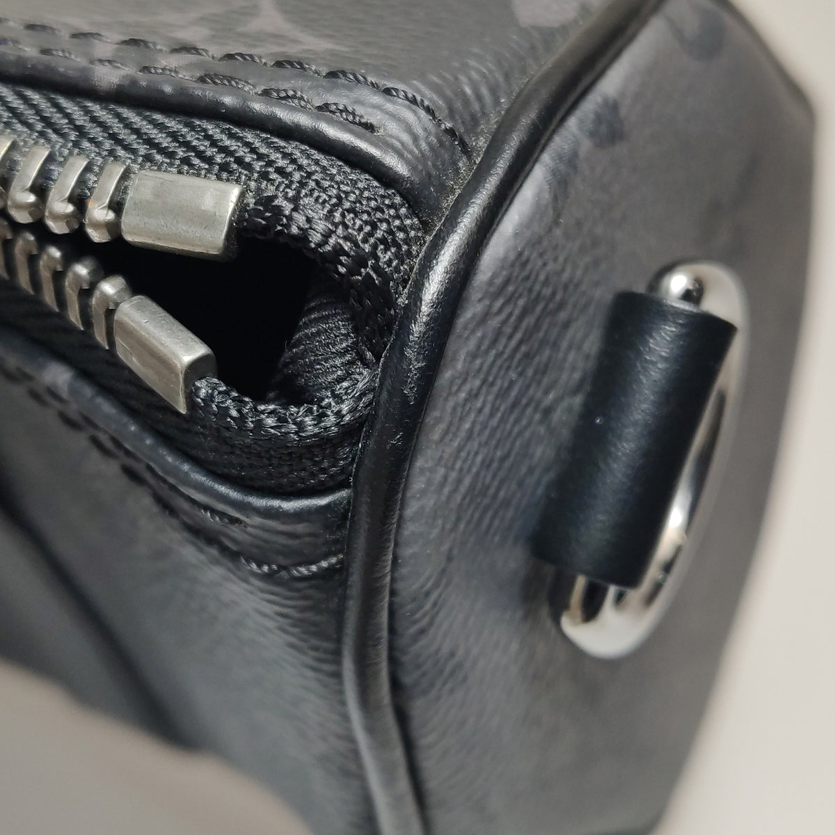 Louis Vuitton Black Crossbody 21*12*9 M45947