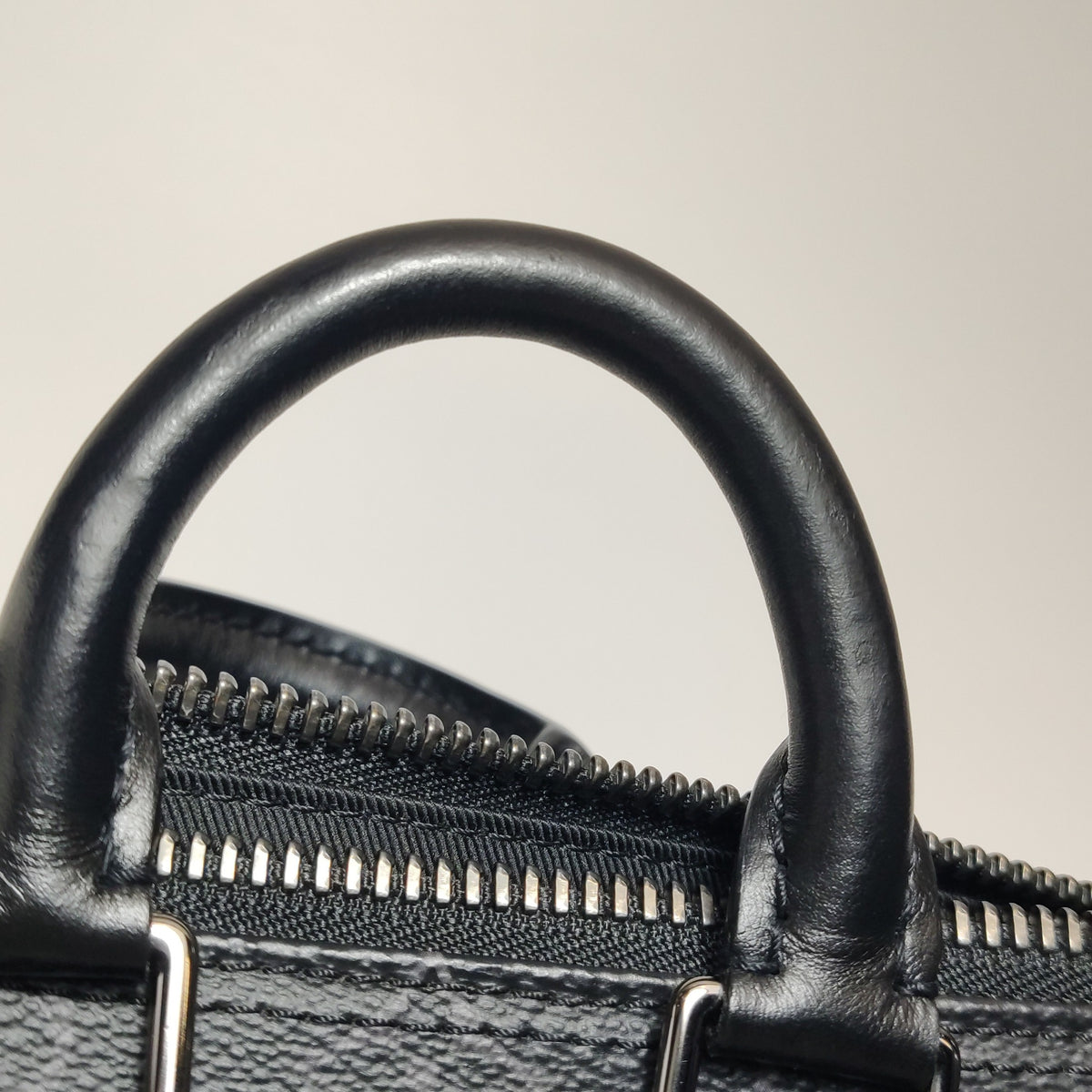 Louis Vuitton Black Crossbody 21*12*9 M45947