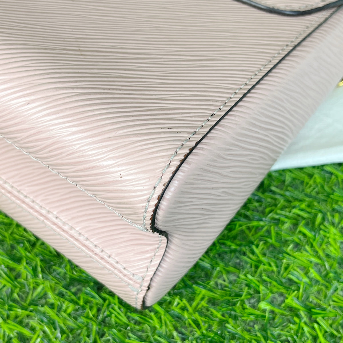 Louis Vuitton Pink M53851