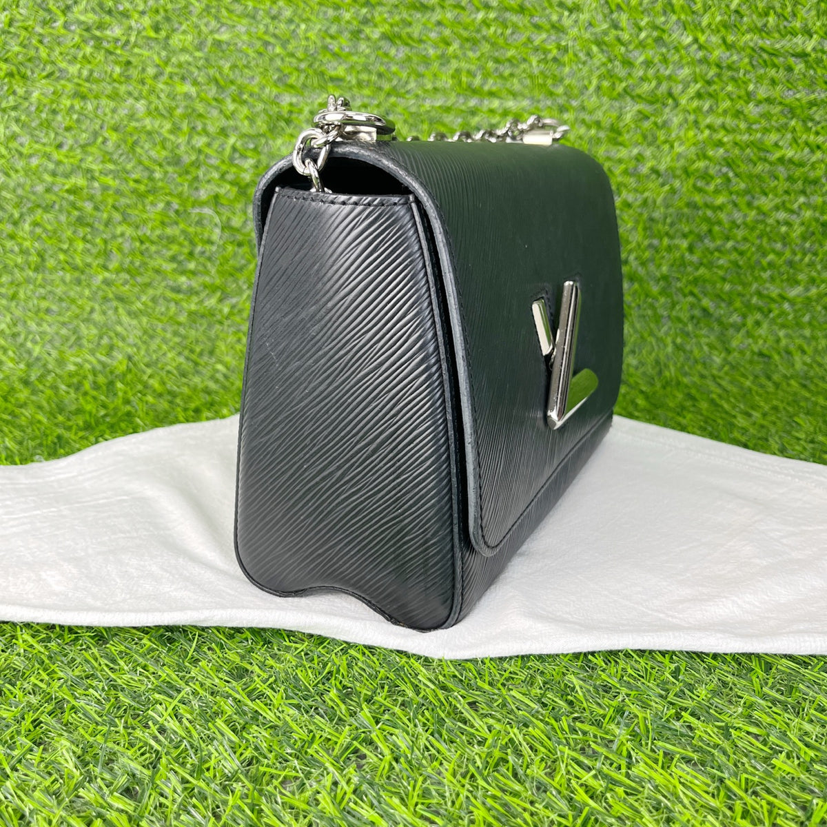 Louis Vuitton Twist Black 23 x 17 x 9.5 M21110