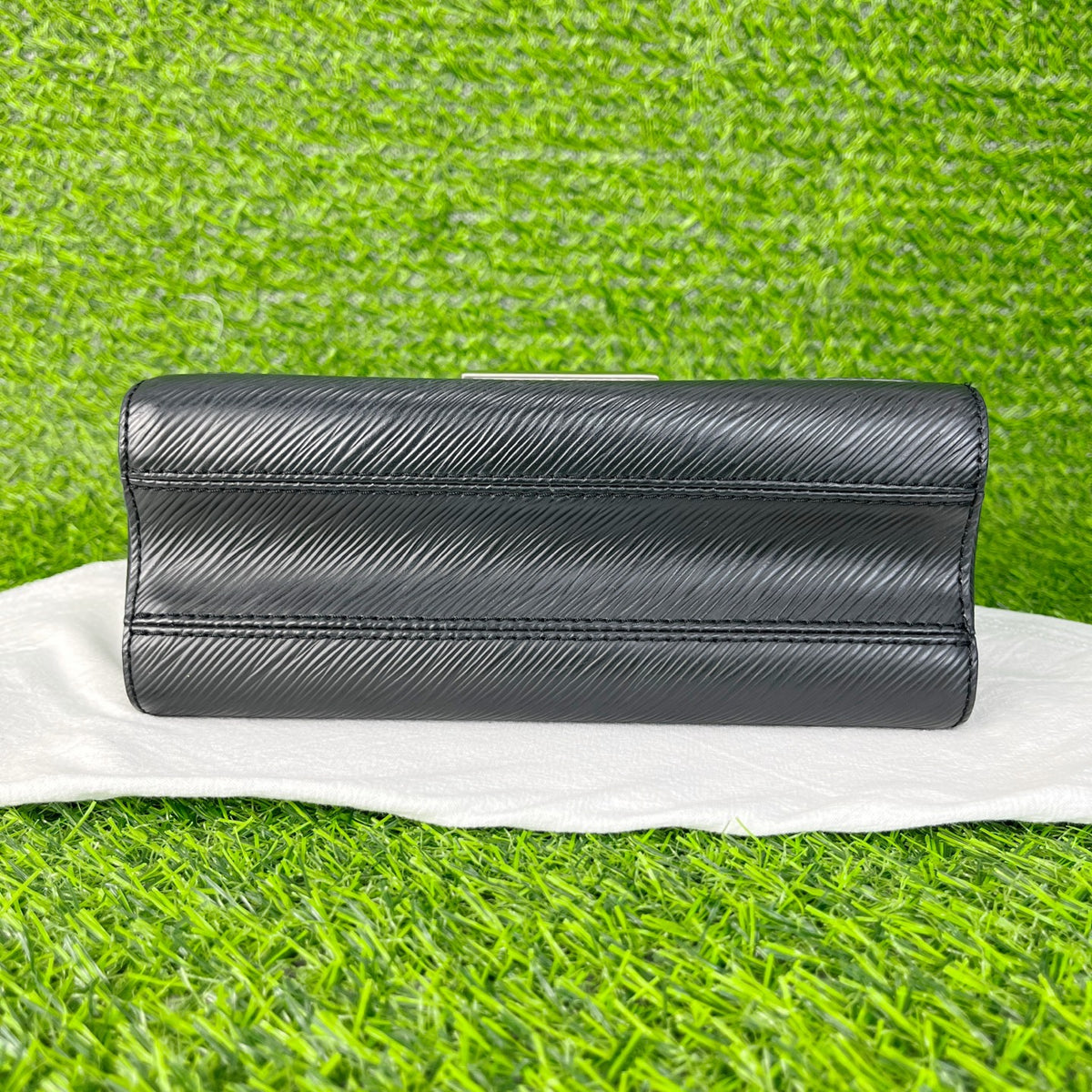 Louis Vuitton Twist Black 23 x 17 x 9.5 M21110