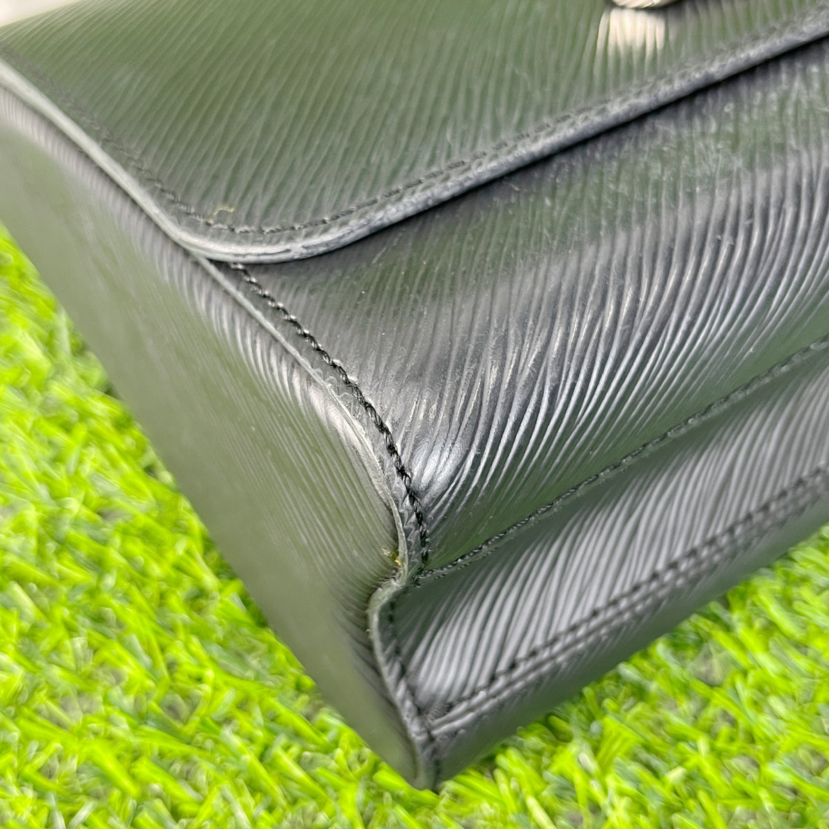 Louis Vuitton Twist Black 23 x 17 x 9.5 M21110