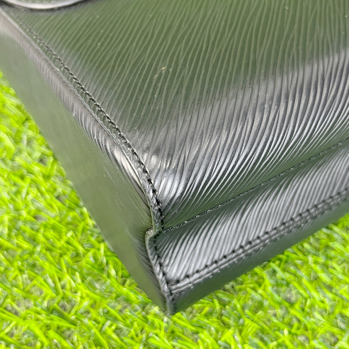 Louis Vuitton Twist Black 23 x 17 x 9.5 M21110