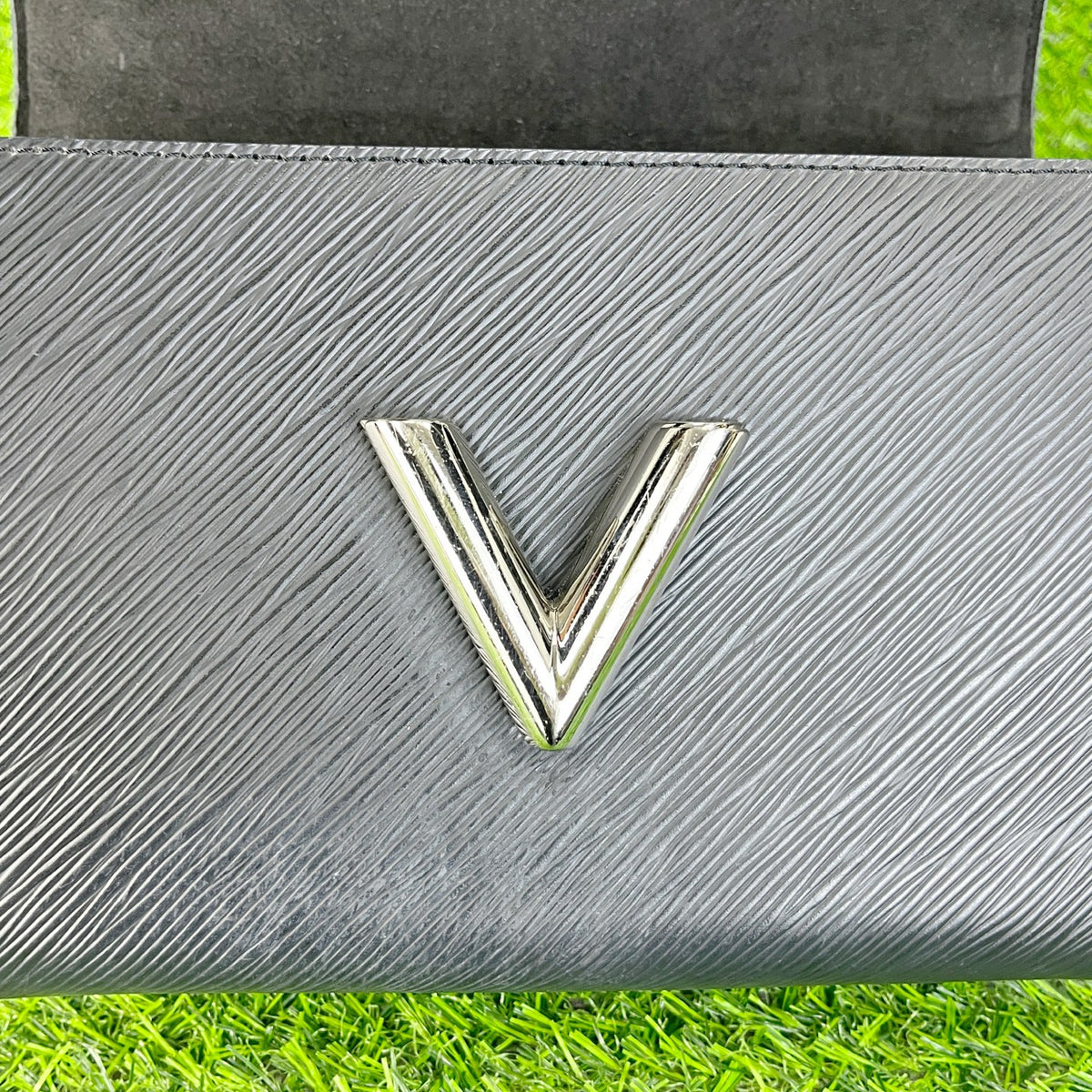 Louis Vuitton Twist Black 23 x 17 x 9.5 M21110