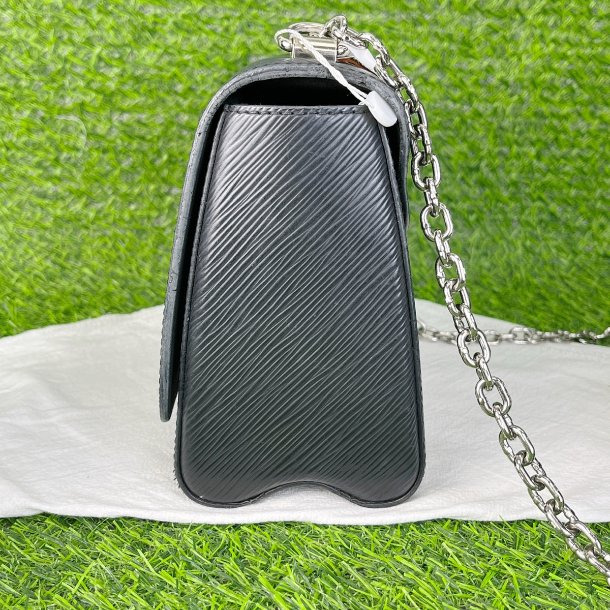 Louis Vuitton Twist Black 23 x 17 x 9.5 M21110