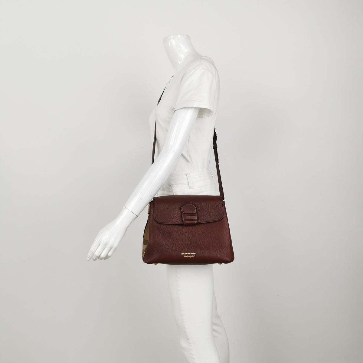 Burberry Canvas Red Crossbody Length: 28 cm, Height: 19 cm, Thickness: 12.5 cm 40611701