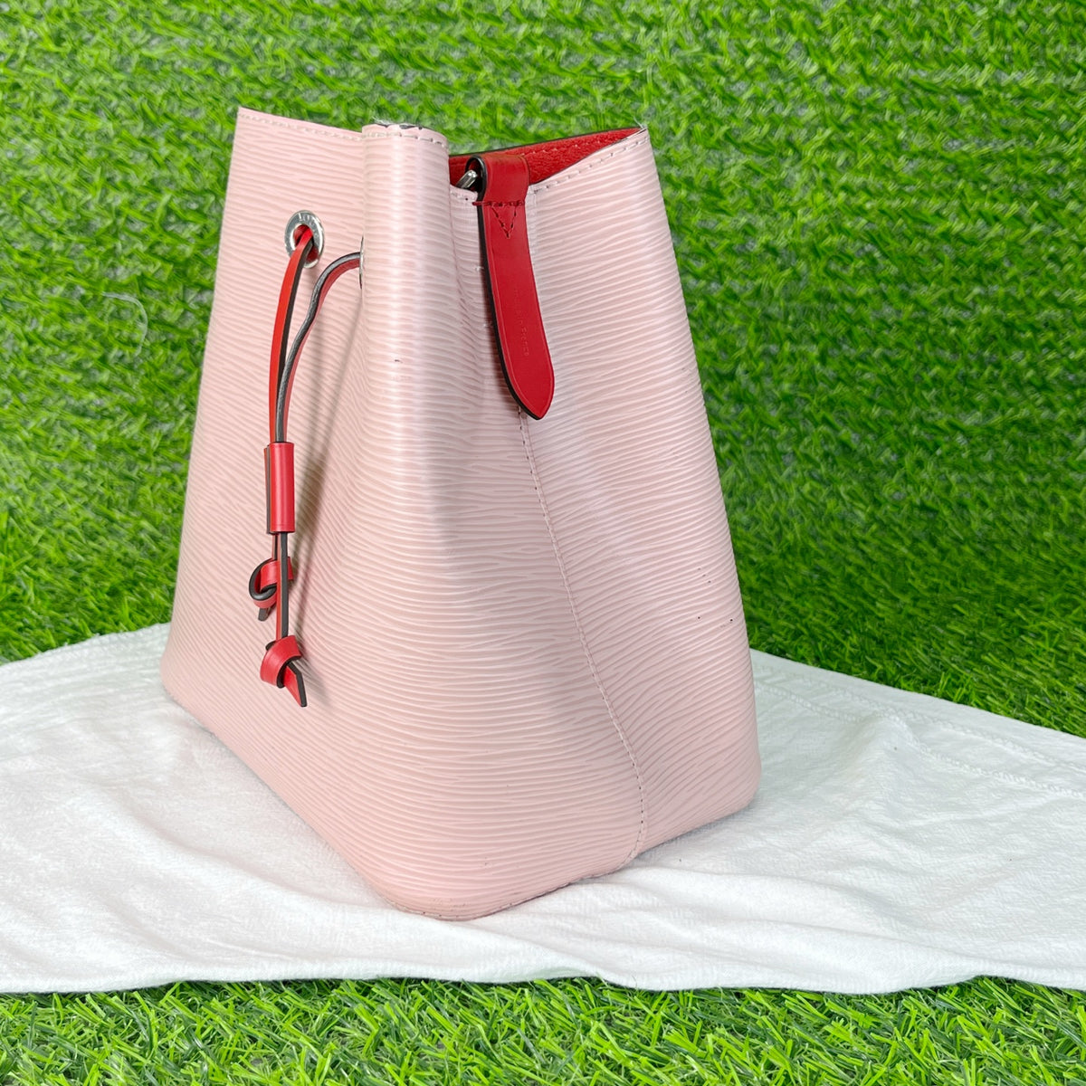 Louis Vuitton Pink Bucket & Drawstring Bag M53609