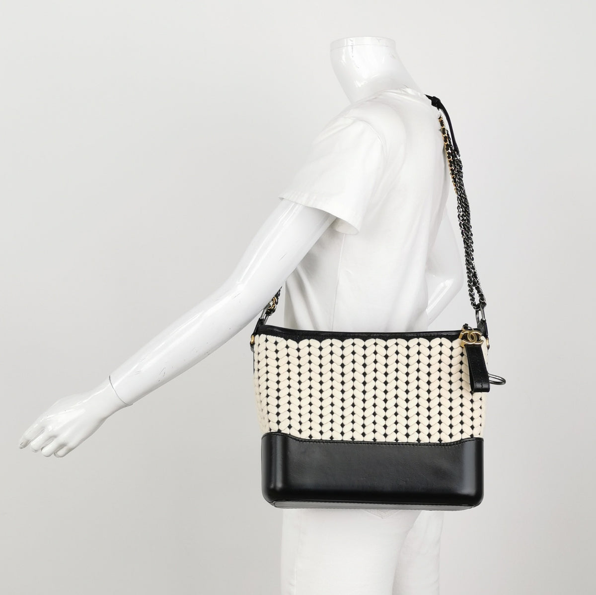 Chanel Stray bag Beige Crossbody Length: 28 cm, Height: 23 cm, Thickness: 11 cm
