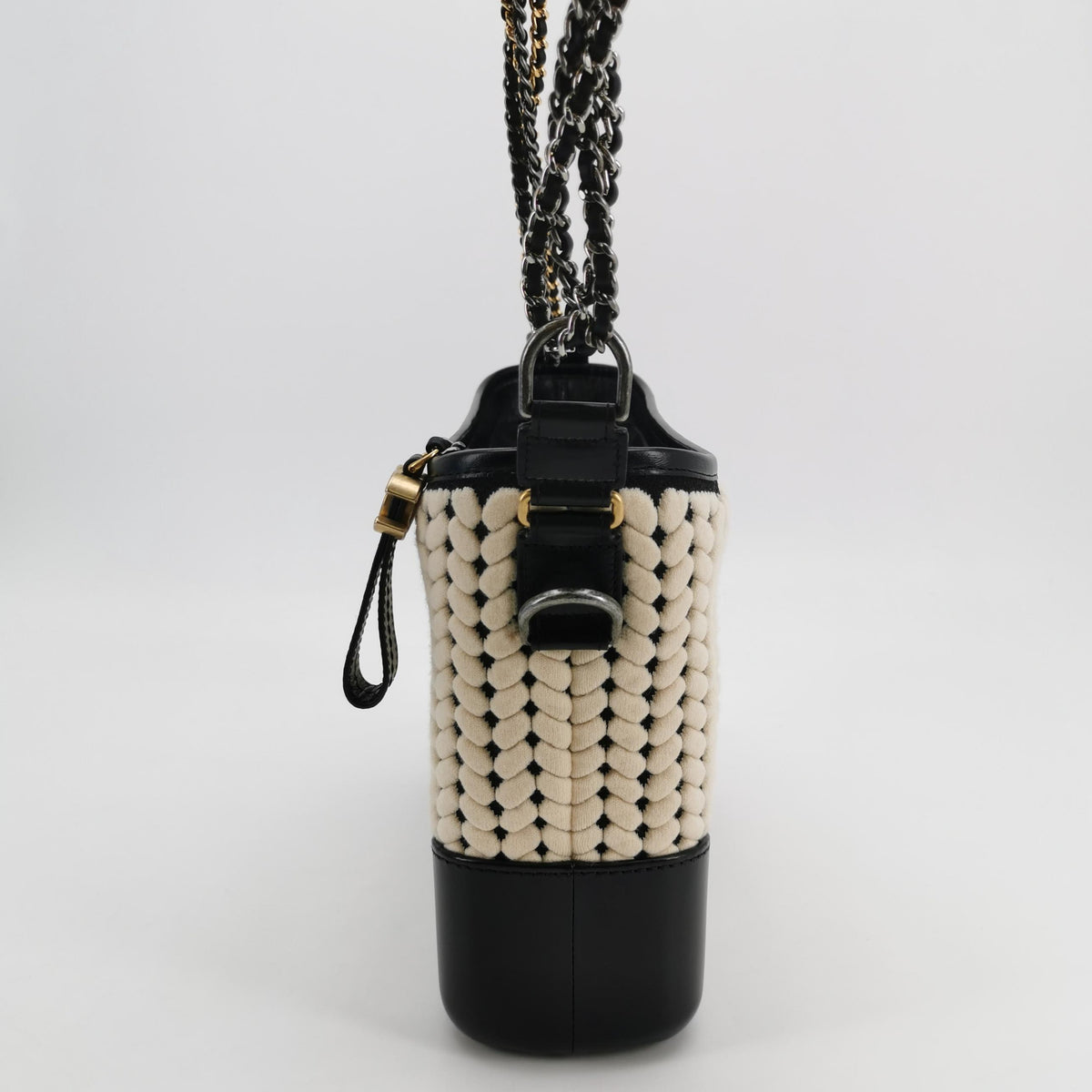 Chanel Stray bag Beige Crossbody Length: 28 cm, Height: 23 cm, Thickness: 11 cm