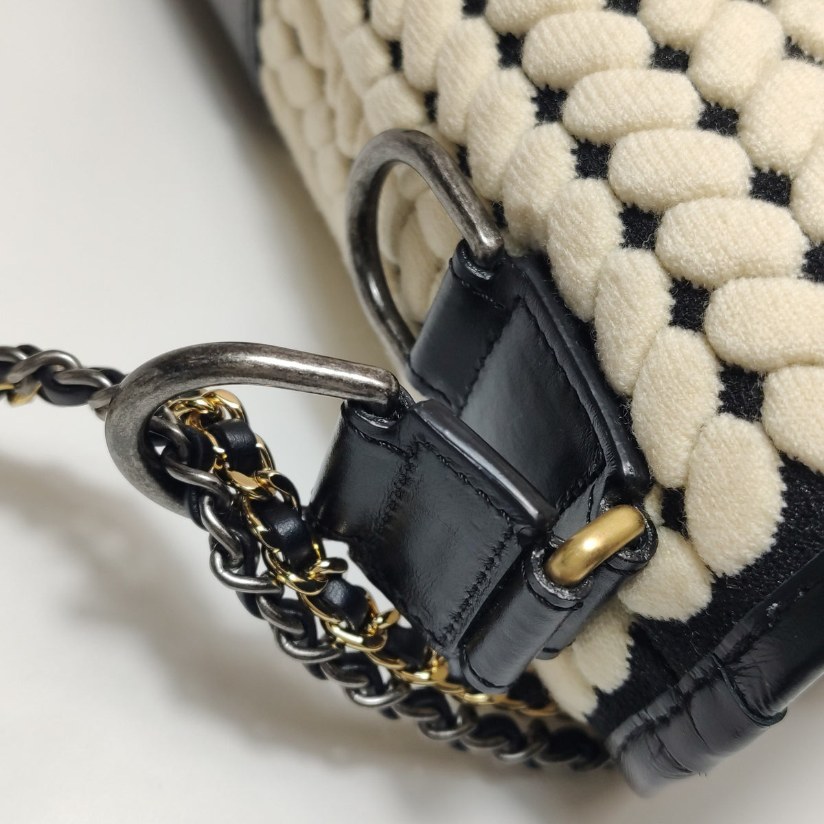 Chanel Stray bag Beige Crossbody Length: 28 cm, Height: 23 cm, Thickness: 11 cm