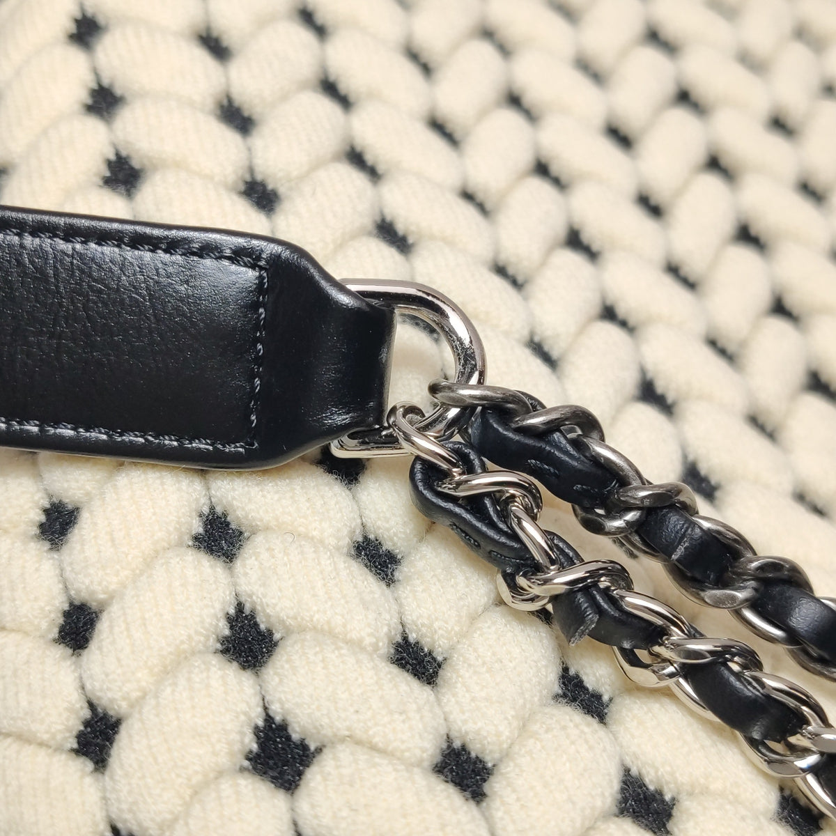 Chanel Stray bag Beige Crossbody Length: 28 cm, Height: 23 cm, Thickness: 11 cm