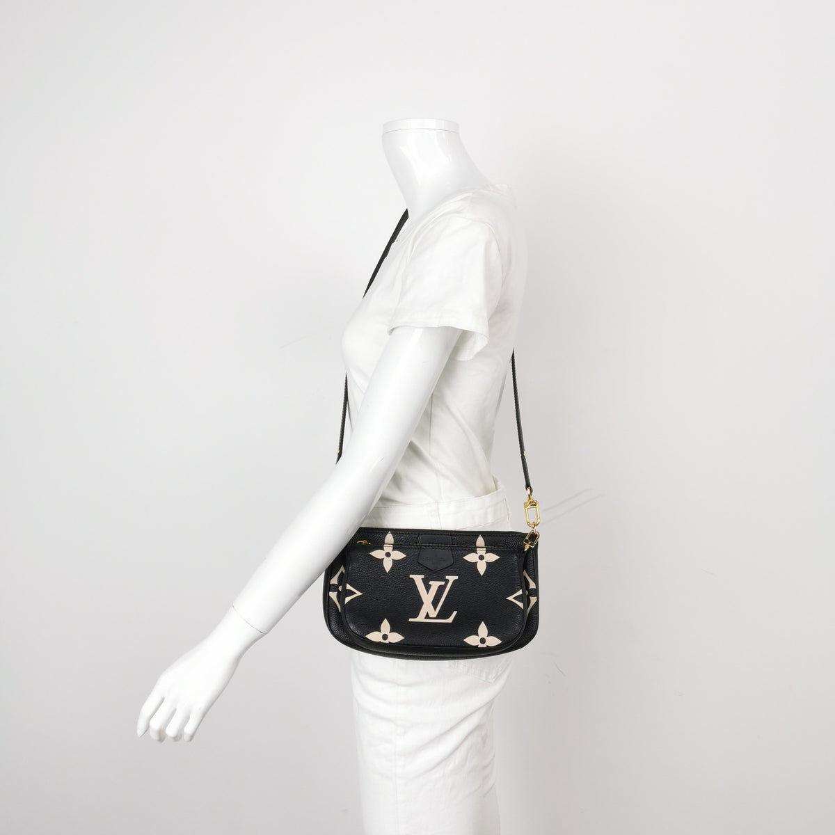 Louis Vuitton Black 24.5 x 14 x 4 cm M45777