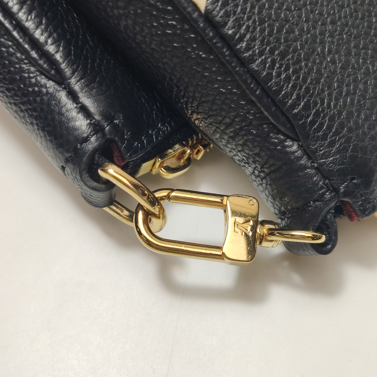 Louis Vuitton Black 24.5 x 14 x 4 cm M45777
