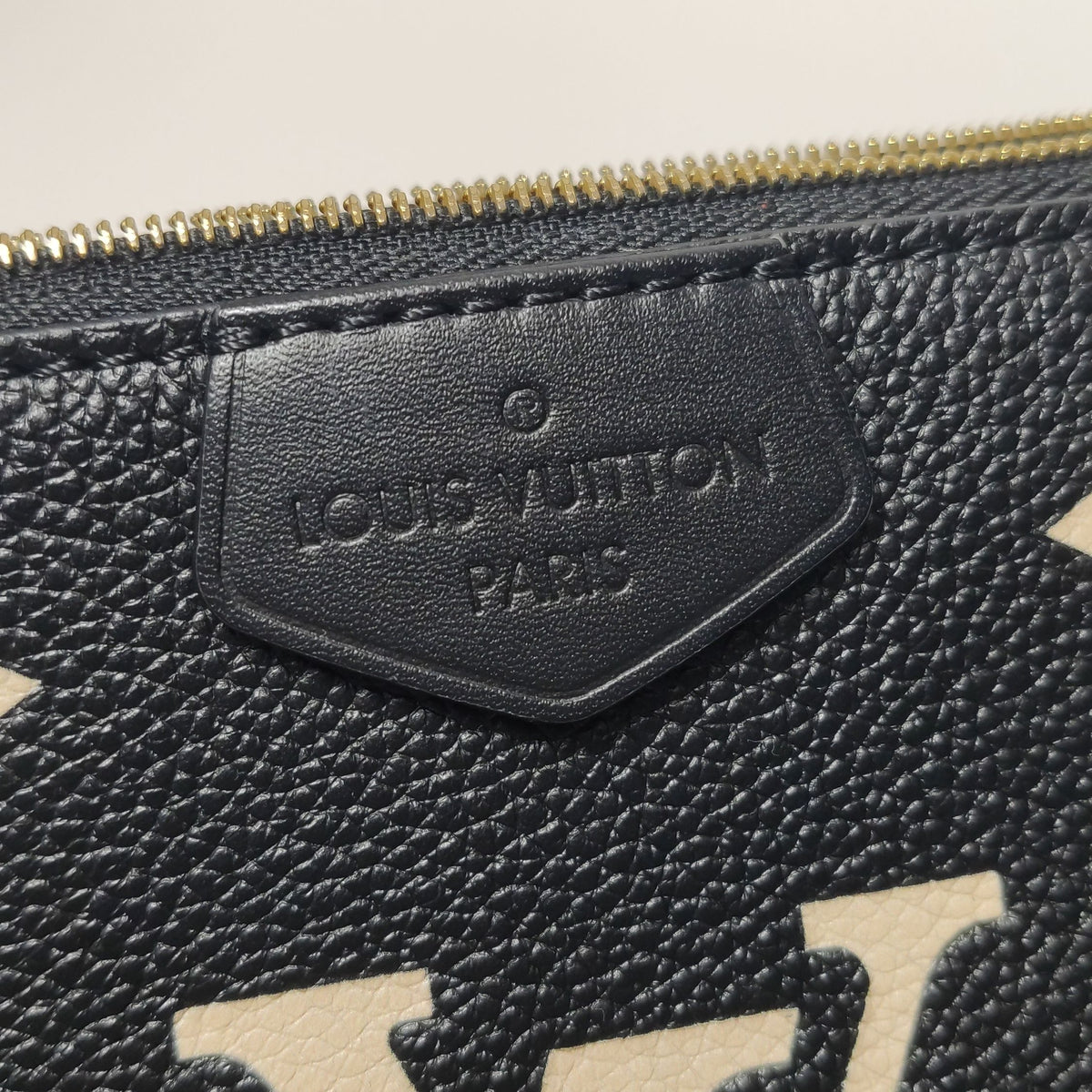 Louis Vuitton Black 24.5 x 14 x 4 cm M45777