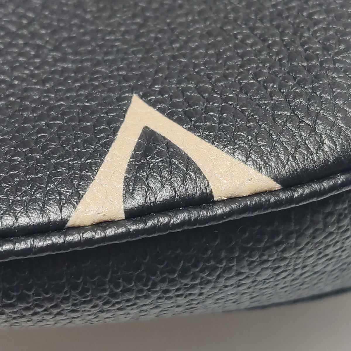 Louis Vuitton Black 24.5 x 14 x 4 cm M45777