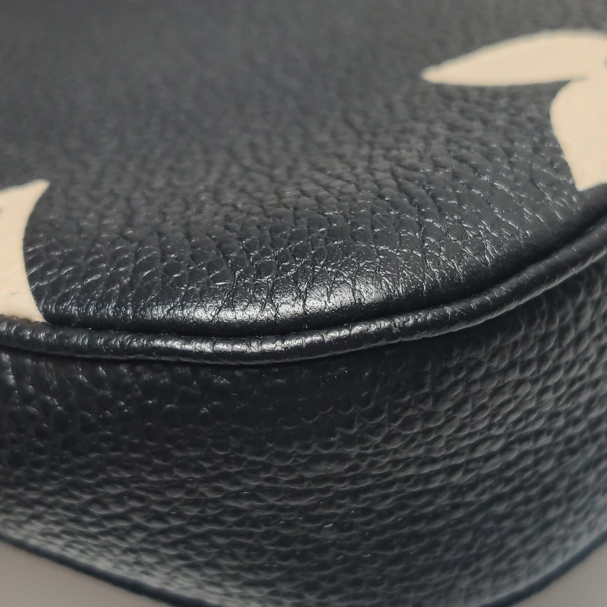 Louis Vuitton Black 24.5 x 14 x 4 cm M45777