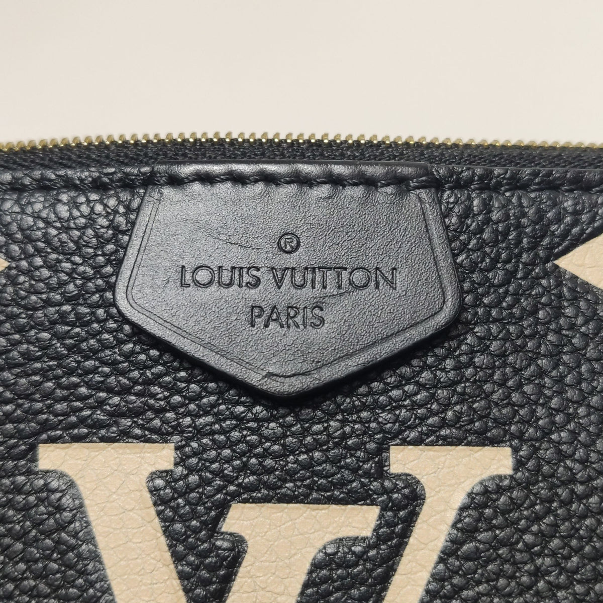 Louis Vuitton Black 24.5 x 14 x 4 cm M45777