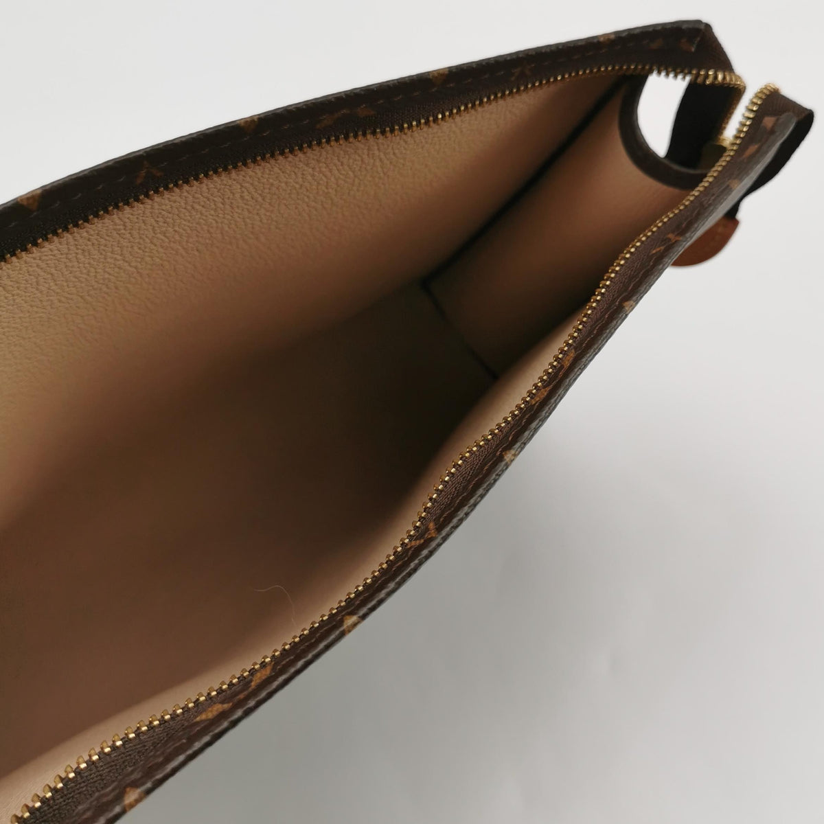 Louis Vuitton Poche Toilette Brown Clutch 25 x 20 x 5.5 M46037