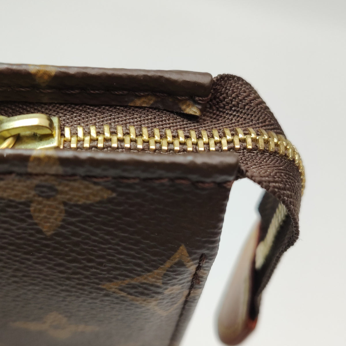 Louis Vuitton Poche Toilette Brown Clutch 25 x 20 x 5.5 M46037