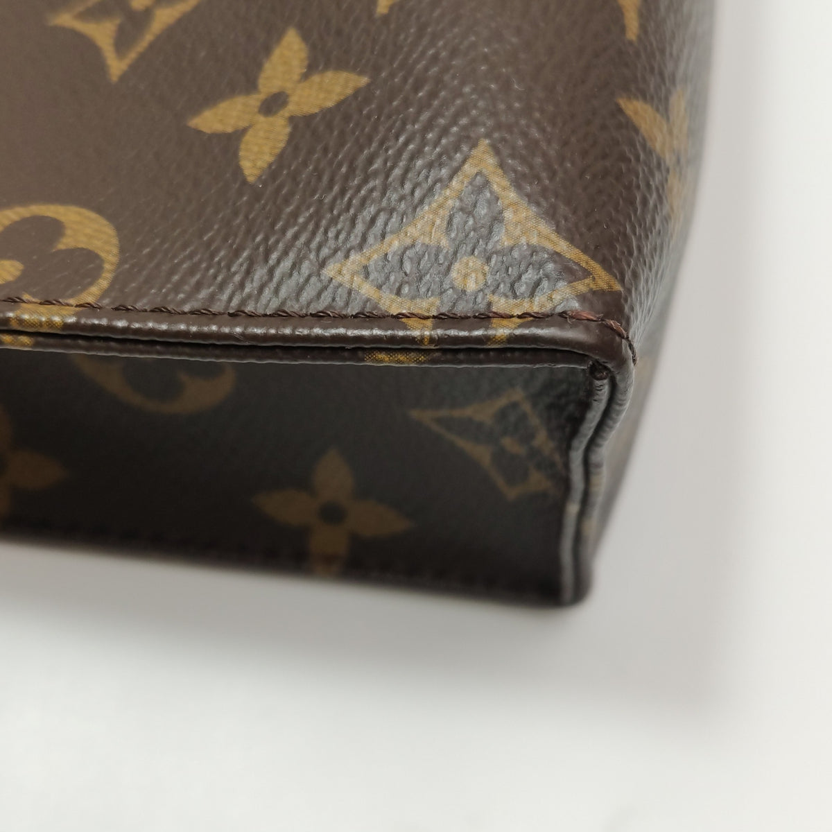 Louis Vuitton Poche Toilette Brown Clutch 25 x 20 x 5.5 M46037