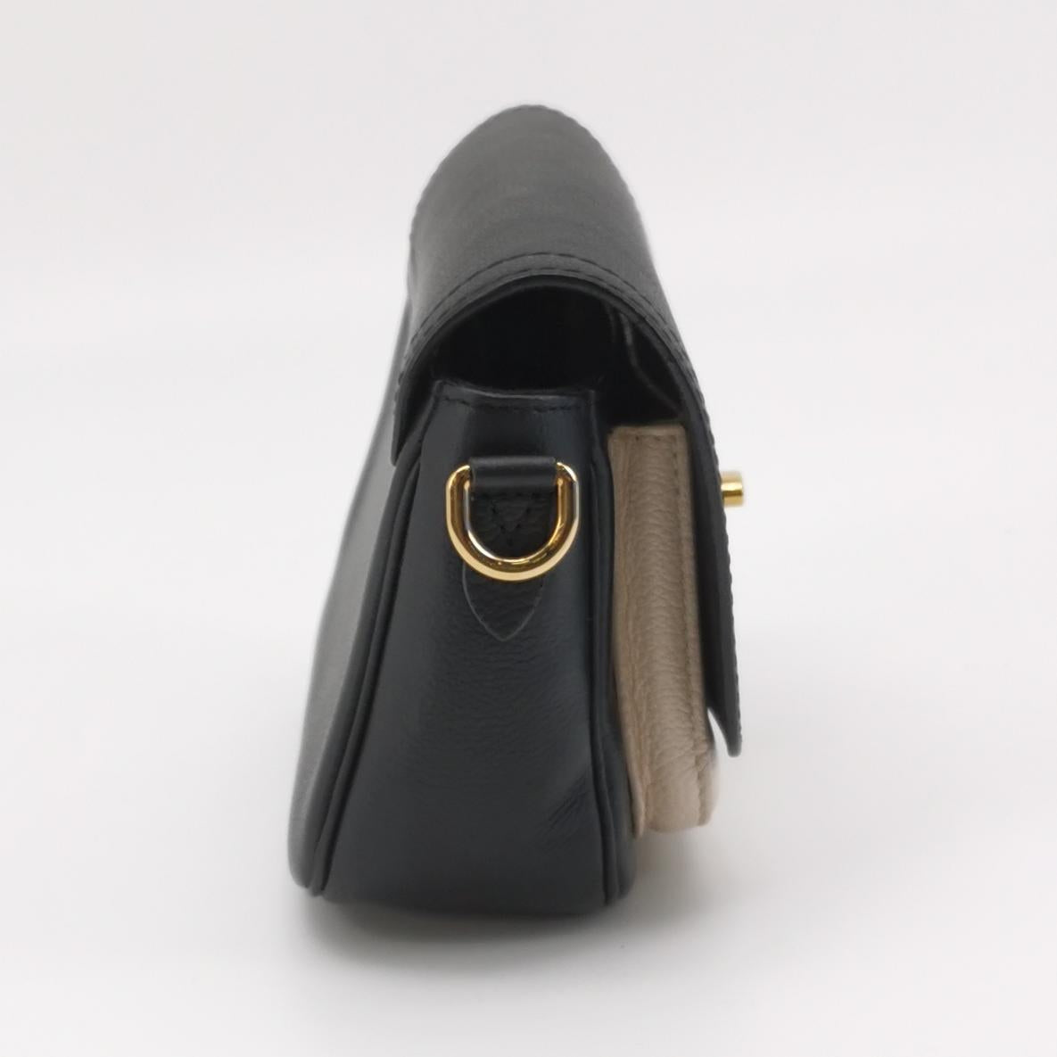 Louis Vuitton Black Crossbody 19 x 13 x 8 cm M58557