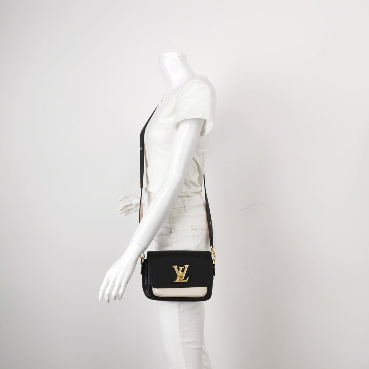 Louis Vuitton Black Crossbody 19 x 13 x 8 cm M58557