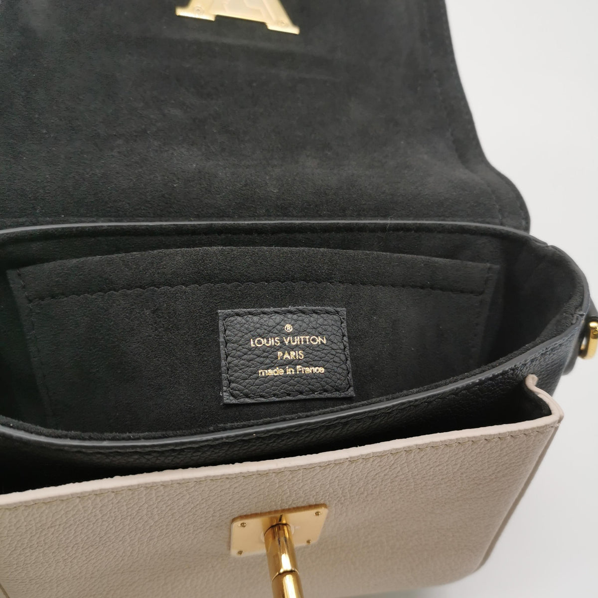 Louis Vuitton Black Crossbody 19 x 13 x 8 cm M58557