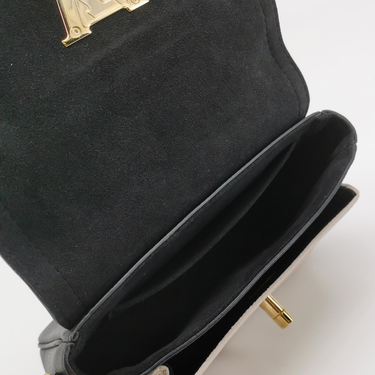 Louis Vuitton Black Crossbody 19 x 13 x 8 cm M58557