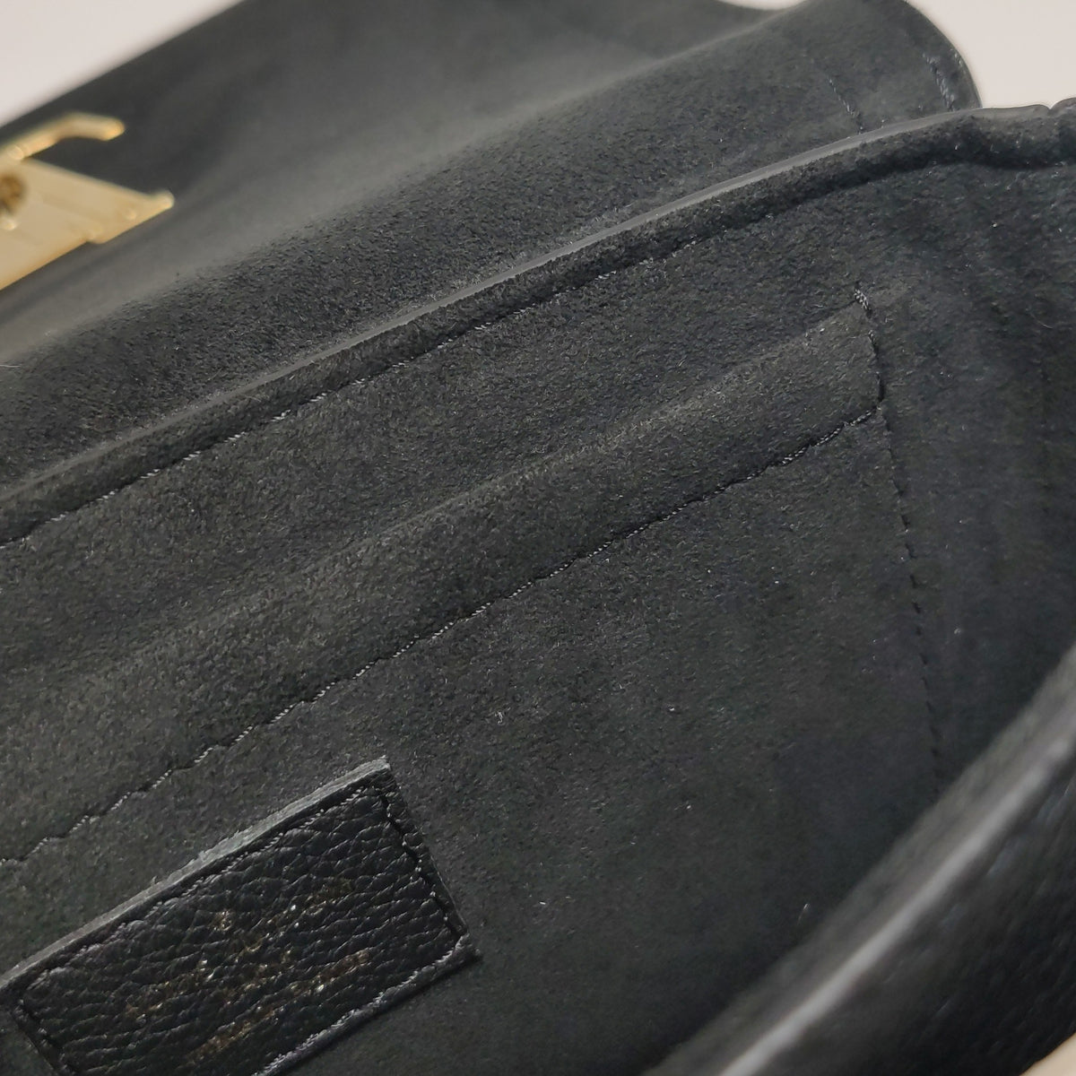 Louis Vuitton Black Crossbody 19 x 13 x 8 cm M58557