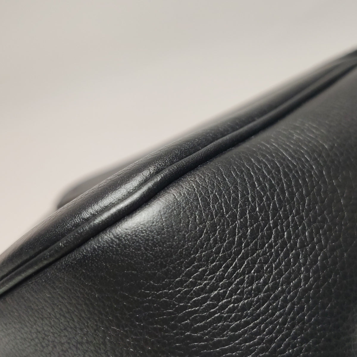 Louis Vuitton Black Crossbody 19 x 13 x 8 cm M58557