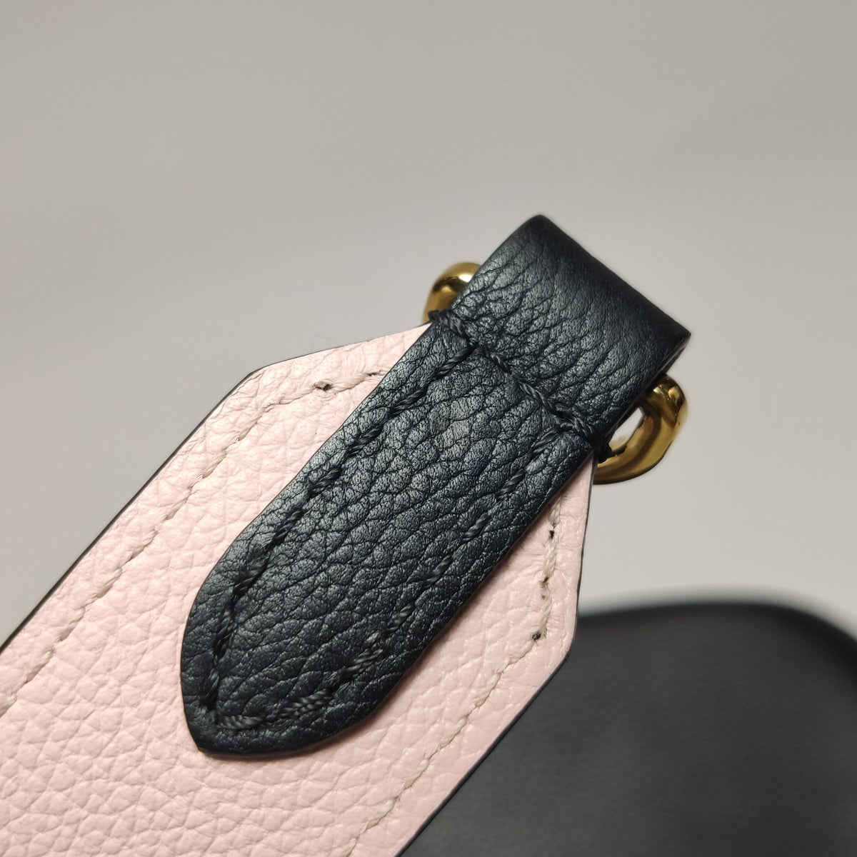 Louis Vuitton Black Crossbody 19 x 13 x 8 cm M58557