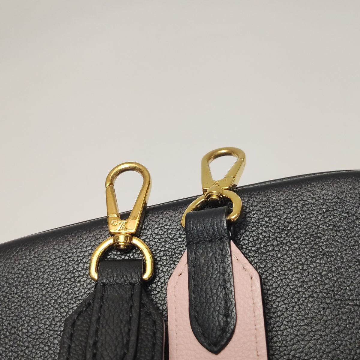 Louis Vuitton Black Crossbody 19 x 13 x 8 cm M58557